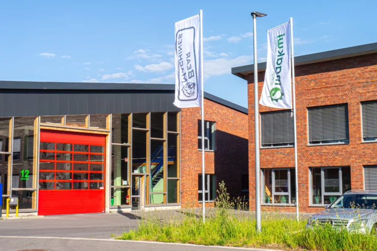 Hauptgebaeude-Seite_Halle